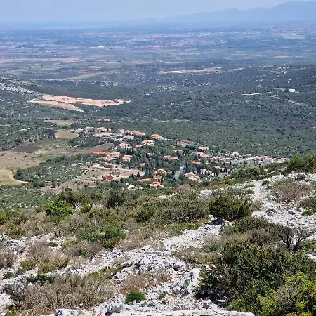 Trois Au Sein Du Mas Jams - Le Gouleyrous, Le Canigou Et Le Figarassa